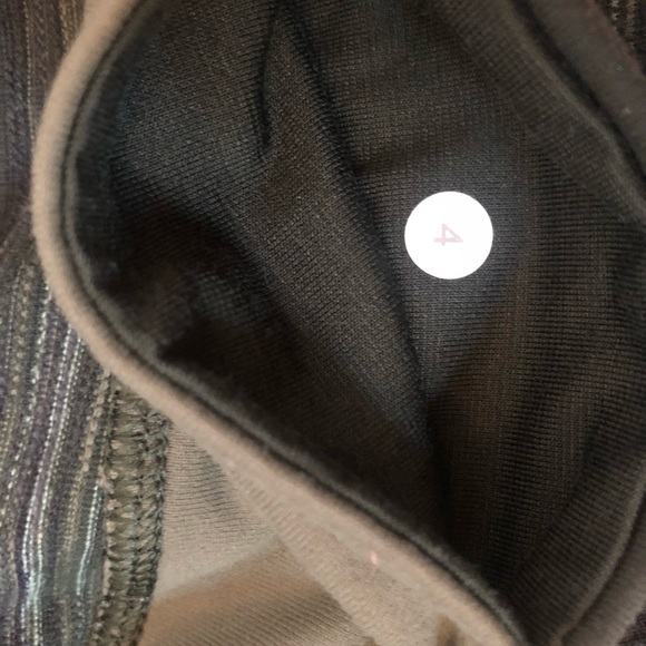 Size 4 lululemon cropped leggings! - Picture 8 of 8